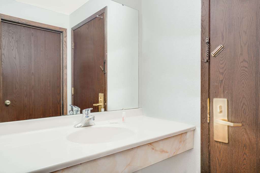 Super 8 by Wyndham Tomah Wisconsin - photo 10