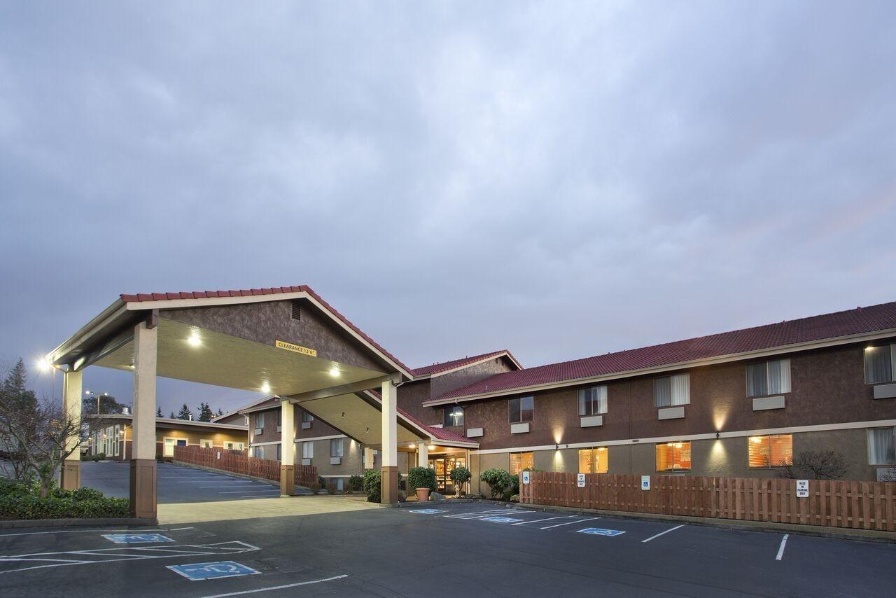 Red Lion Inn & Suites Federal Way - photo 2