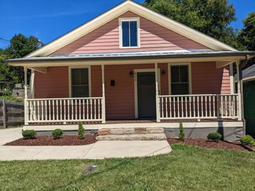 Casa Rosa 2BR West End Bungalow — 4-Star Luxury Hotel in Durham, United States