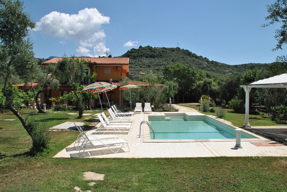 Holiday Home Chevalier With Terrace and Swimming Pool — 4-Star Luxury Hotel in Itri, Italy