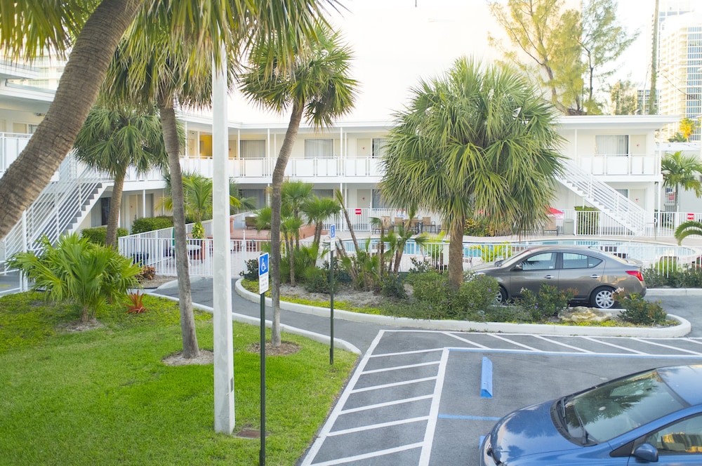 Collins Hotel - photo 25