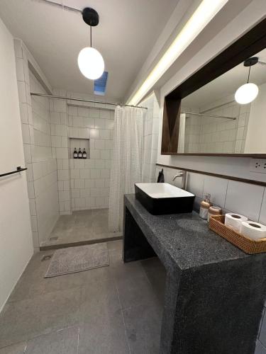Stylish duplex 2 BR apartment 3 mins walk to BTS Nana
