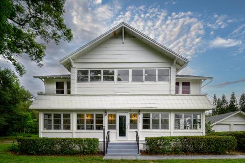 Promise Land Manor Historic home lake access near parks and venues — 4-Star Luxury Hotel in Winter Haven, United States
