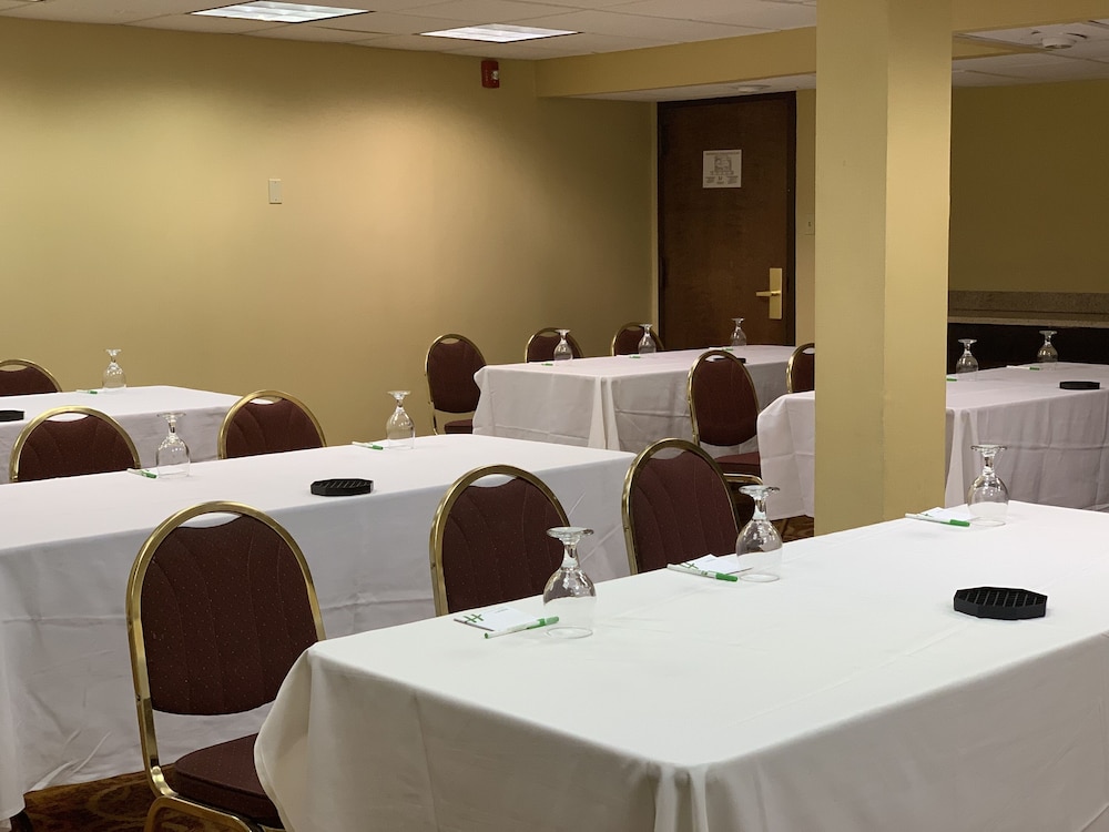 Clarion Hotel & Suites Conference Center Memphis Airport - photo 23