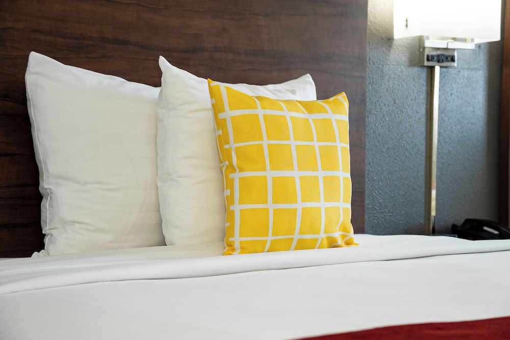 Victorian Inn & Suites - photo 11