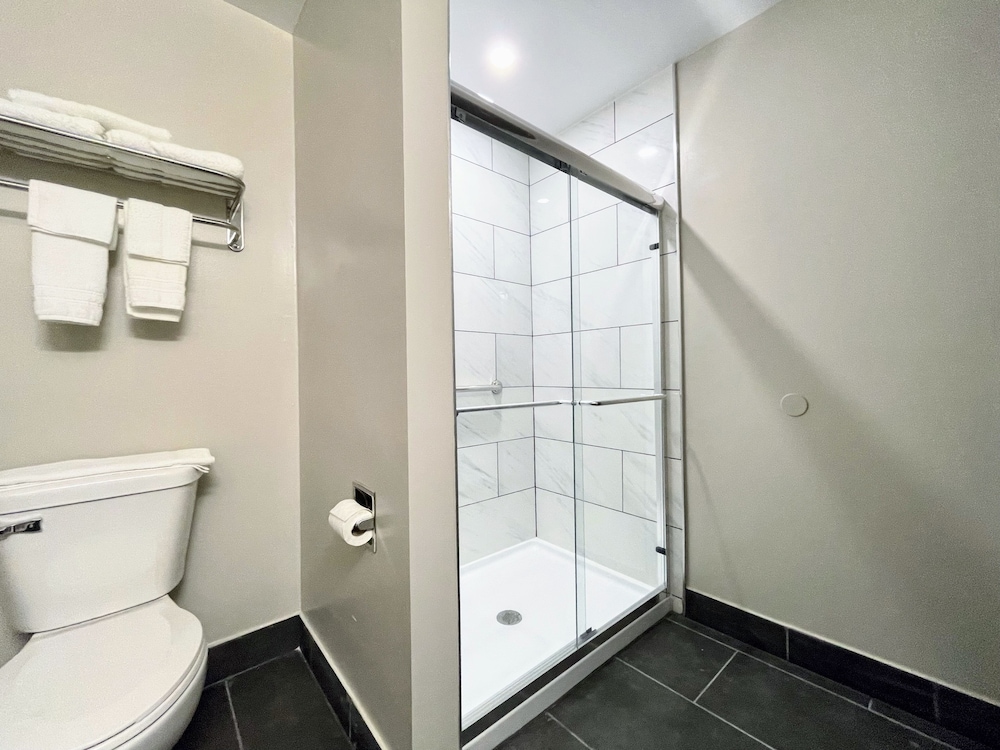 Days Inn by Wyndham Columbus IN - photo 12