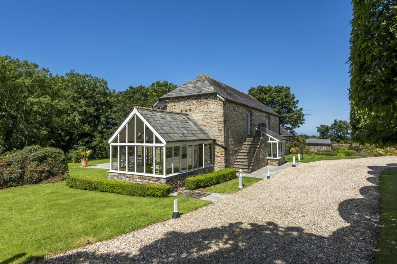 Mowhay Barn Woodburner & Hot tub — 4-Star Luxury Hotel in Padstow, United Kingdom
