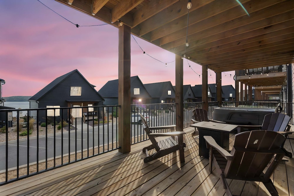Pineapple Pointe Stay for 20 in Hollister, United States