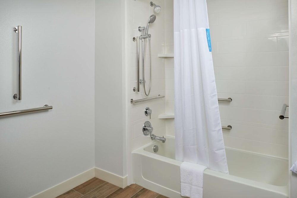 Hampton Inn & Suites Rogers - photo 23
