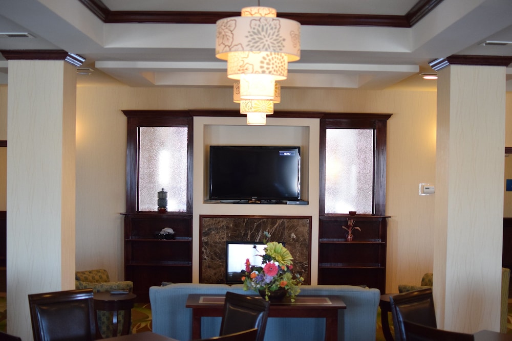 Holiday Inn Express Hotel & Suites Pratt by IHG - photo 30