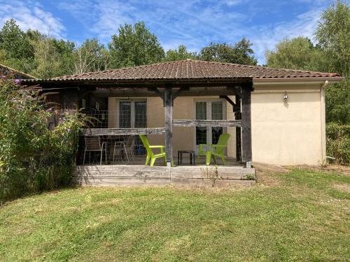 F1 Noir Anis Avec Terrasse Couverte Et Jardin — Compreignac