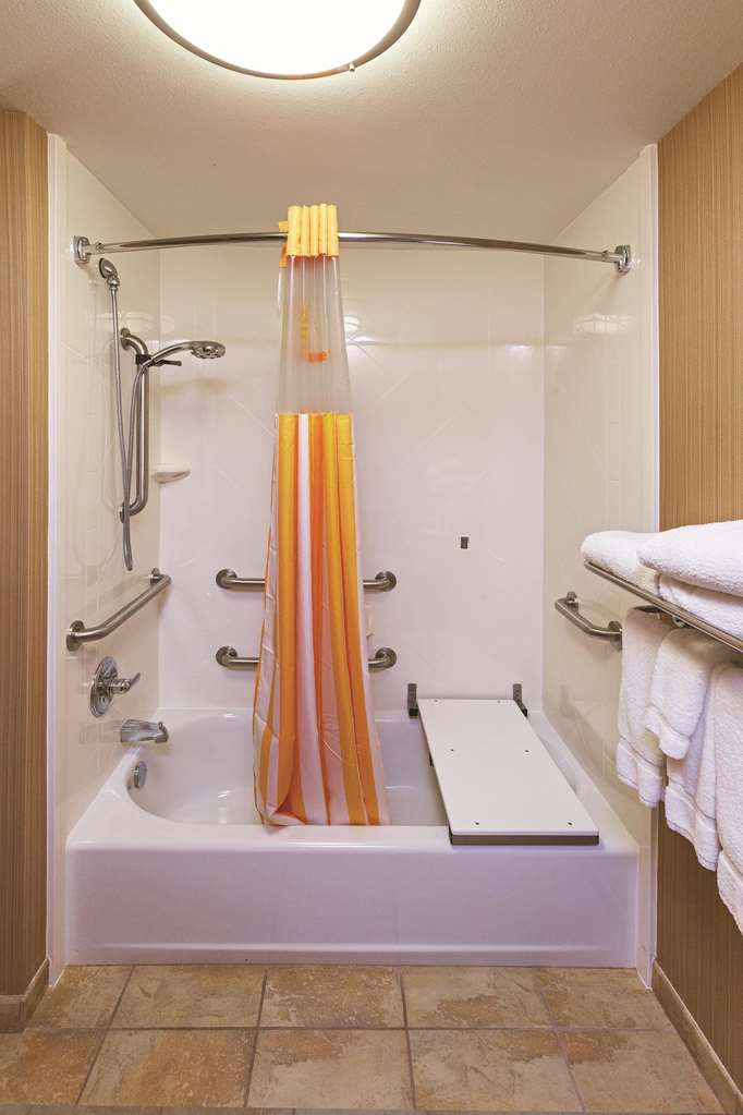 La Quinta Inn & Suites by Wyndham Edmond - photo 18