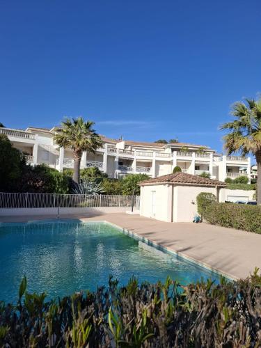 T2 Rdj La Louviere Saint Raphael Front De Mer — Saint Raphael