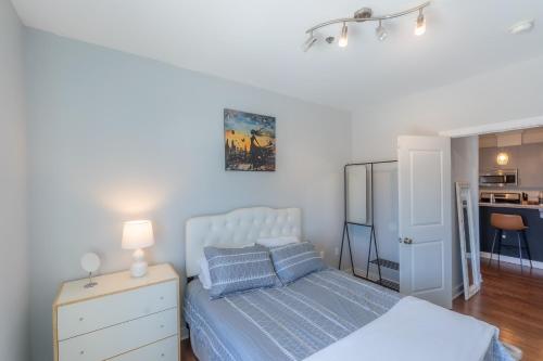 King Master and Plush Queen near NYC w kitchen living room plus on site gym in Jersey City, United States