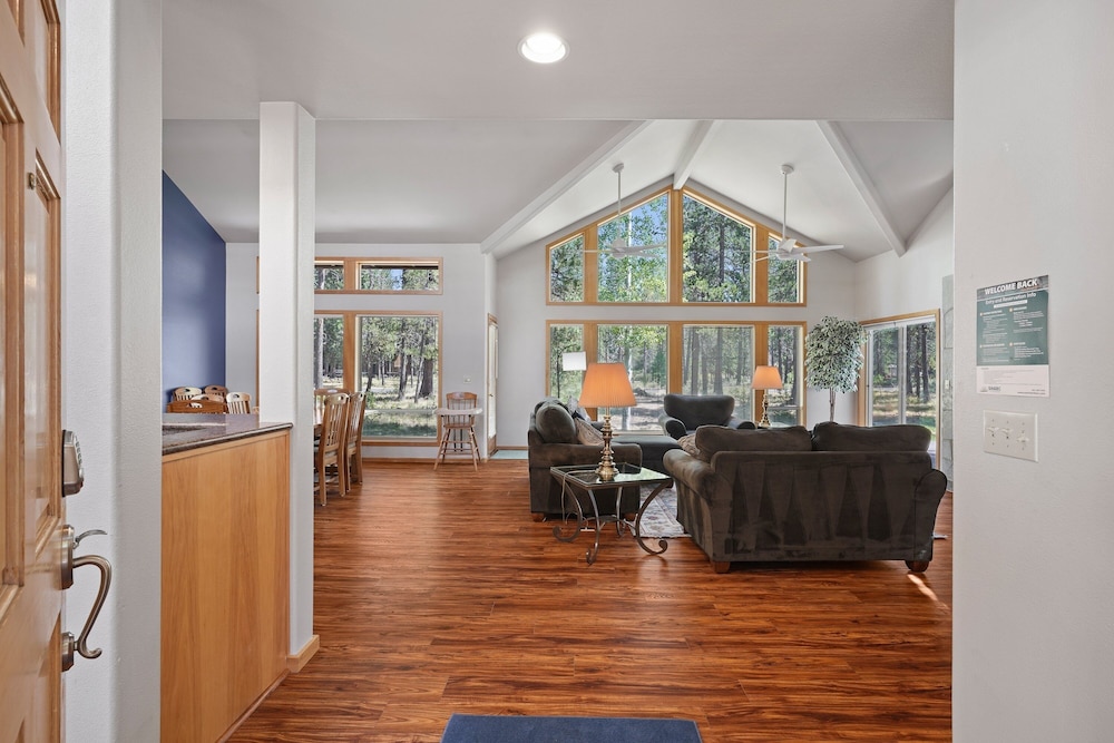 1 Colonial Private Family Vacation Home features Bikes to Explore Sunriver by RedAwning — 4-Star Luxury Hotel in Bend, United States