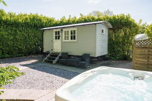 The Snug Netherby cute shepherds hut with hot tub in a rural location — hotel in Longtown