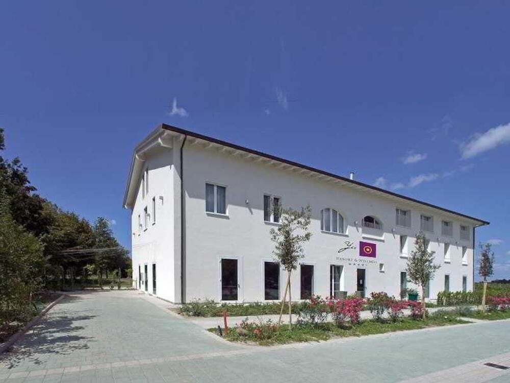 Resort Jacaranda — 4-Star Luxury Hotel in San Cesario Sul Panaro, Italy