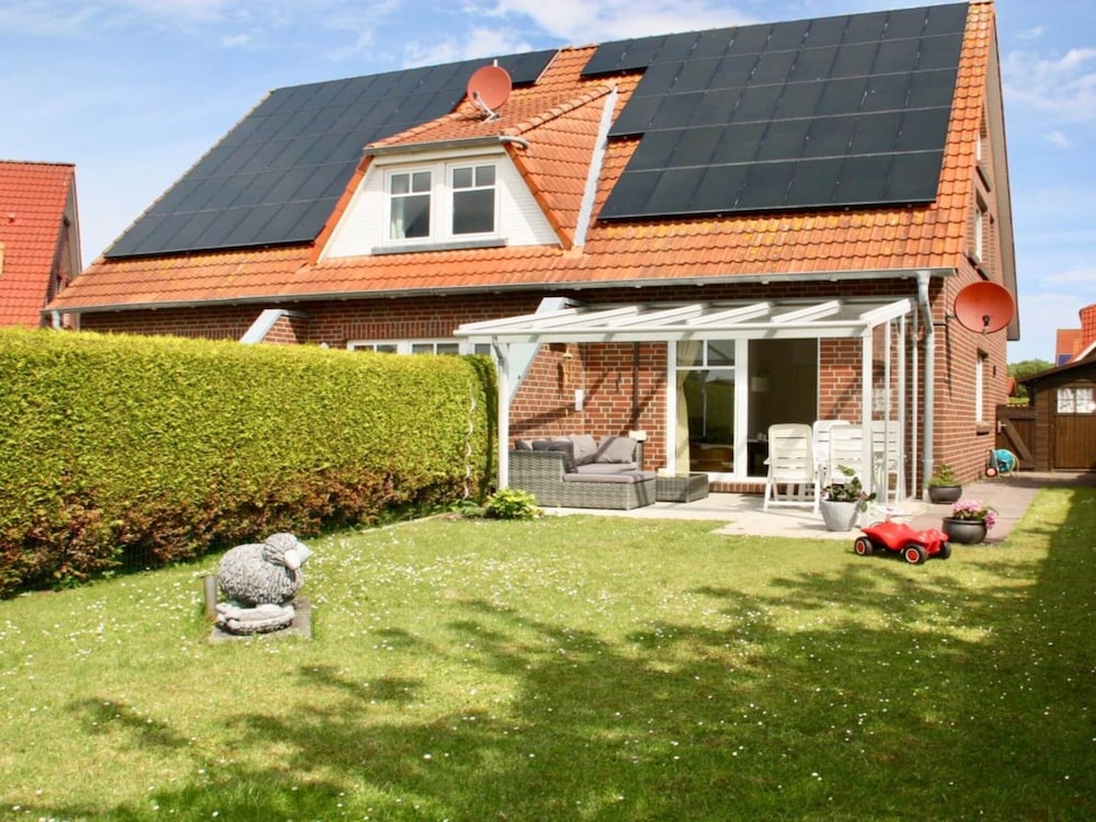 Family and dog Hafenblick — 4-Star Luxury Hotel in Wittmund, Germany