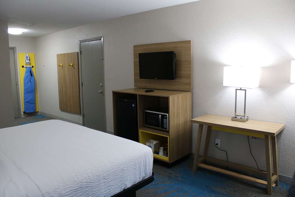 Days Inn by Wyndham Waco University Area - photo 17