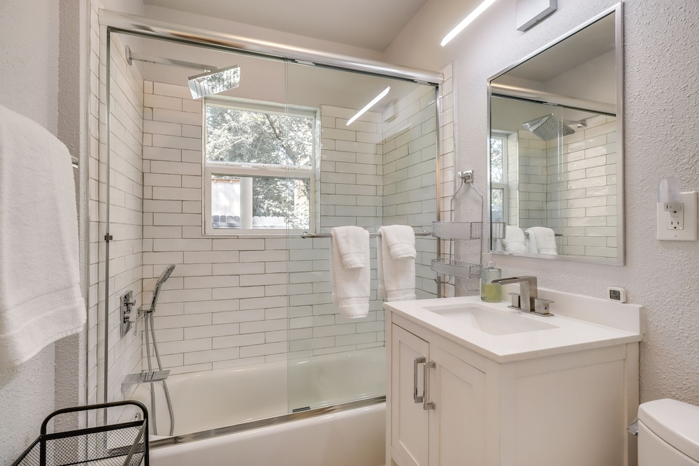 MidTown Reno Vacation Rental with Fenced In Yard — 4-Star Luxury Hotel in Reno, United States