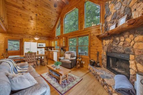 Blue Ridge Cabin in the Woods With Hot Tub — 4-Star Luxury Hotel in Blue Ridge, United States