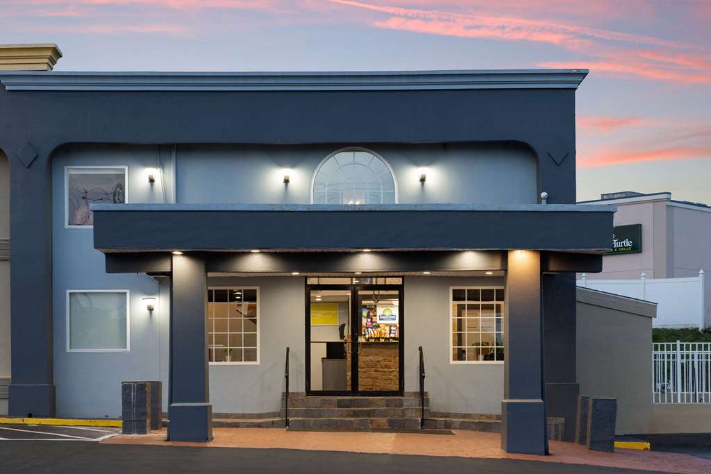 Days Inn by Wyndham Aberdeen - photo 3