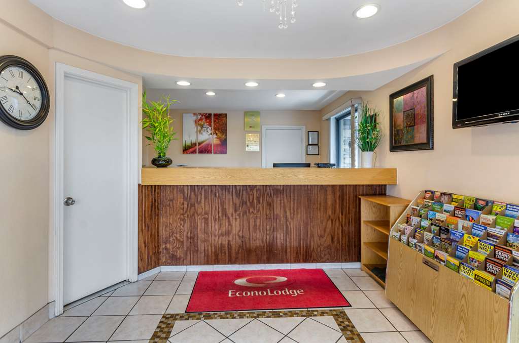 Econo Lodge Roanoke Civic Center - photo 6