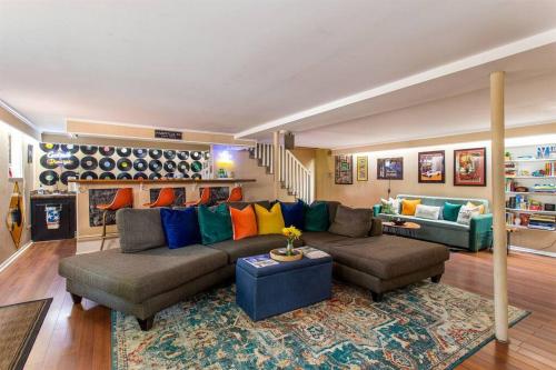 Honky Tonk Home Bar Minutes to Airport & Broadway — 4-Star Luxury Hotel in Nashville, United States
