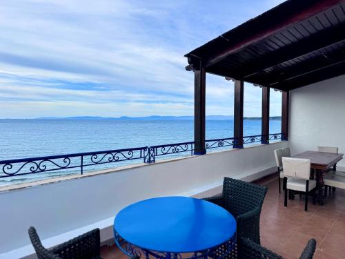 Sur la Plage Appartement Vue Mer Panoramique 3 chambres — 4-Star Luxury Hotel in Tangier, Morocco