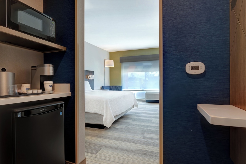 Holiday Inn Express and Suites Glendale Downtown - photo 26