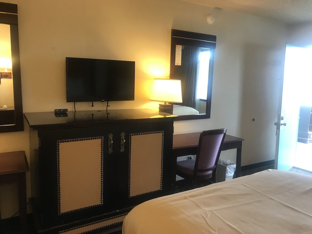 Travelers Inn & Suites - photo 26