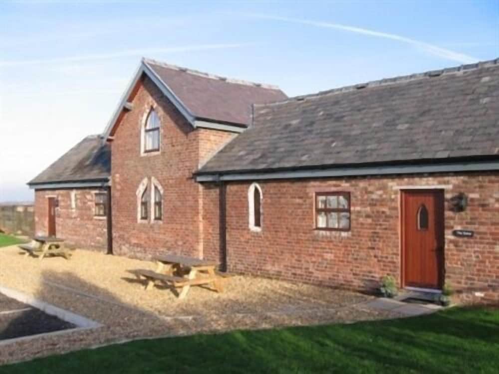Broomedge Farm Cottages — 4-Star Luxury Hotel in Lymm, United Kingdom