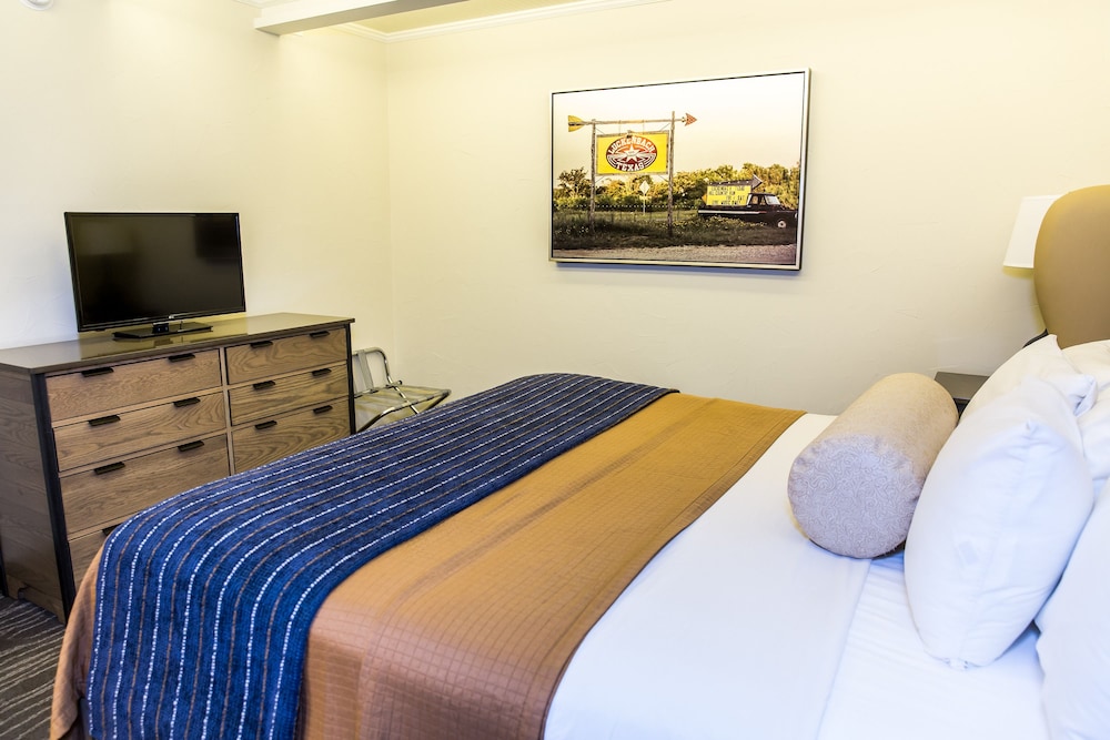 Fredericksburg Inn & Suites - photo 9