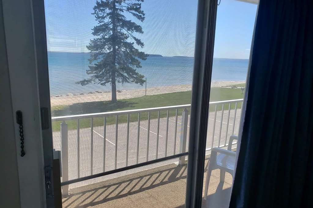 Days Inn & Suites by Wyndham St. Ignace Lakefront - photo 21