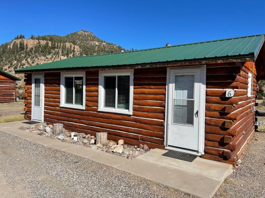 Cozy cabin #6 at Aspen Ridge Cabins — 4-Star Luxury Hotel in North Bend, United States