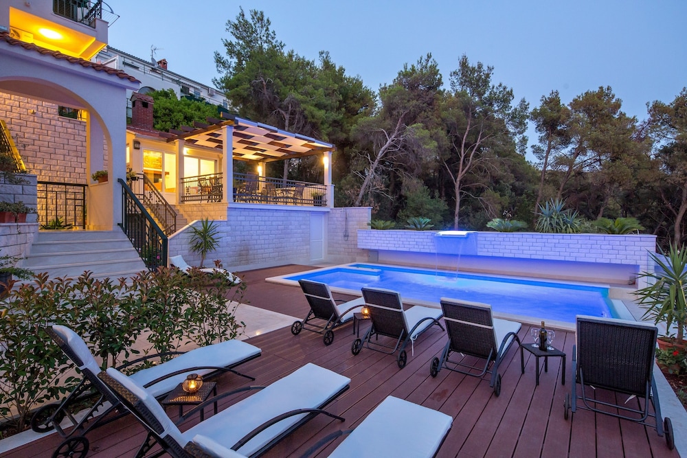 Villa Fani Apartments and Rooms — 4-Star Luxury Hotel in Trogir, Croatia