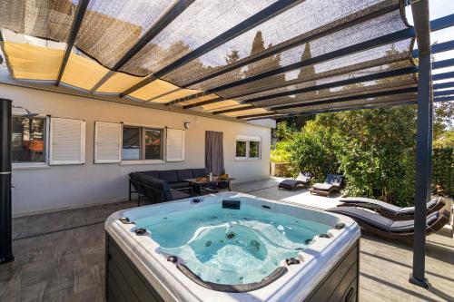Dolores Apartment with Terrace & Jacuzzi — 4-Star Luxury Hotel in Dubrovnik, Croatia