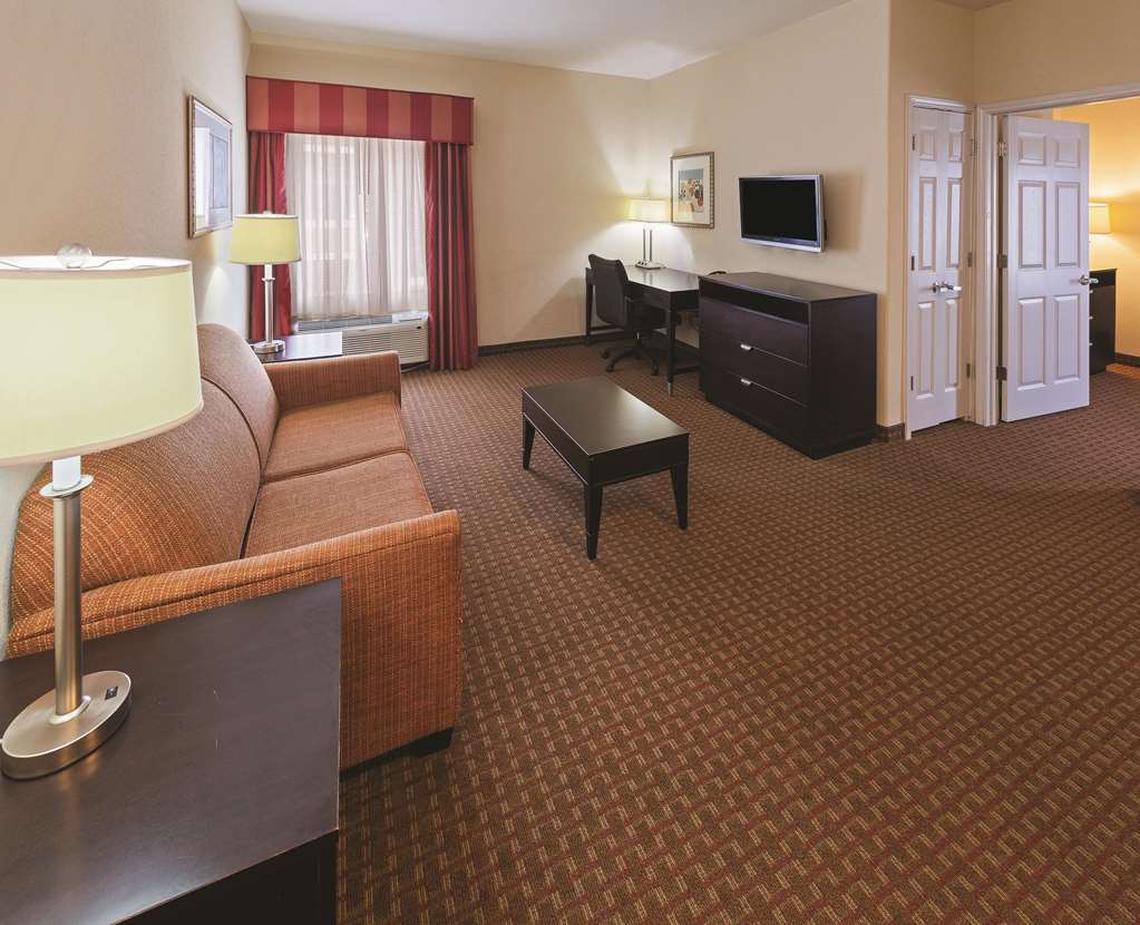 La Quinta Inn & Suites by Wyndham Port Arthur - photo 32