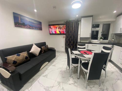 The Royal Boutique Oxford Lodge By London Sleep 6 — 4-Star Luxury Hotel in Hayes, United Kingdom