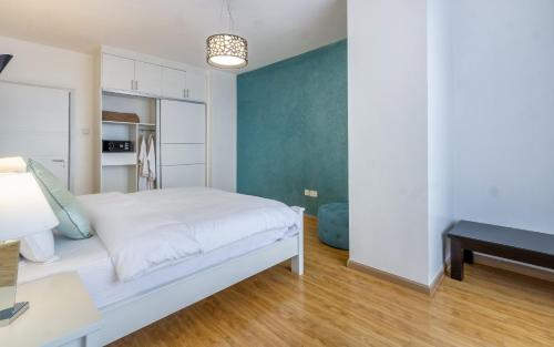Kifahari Two bedroom duplex apartment pool gym steam & sauna