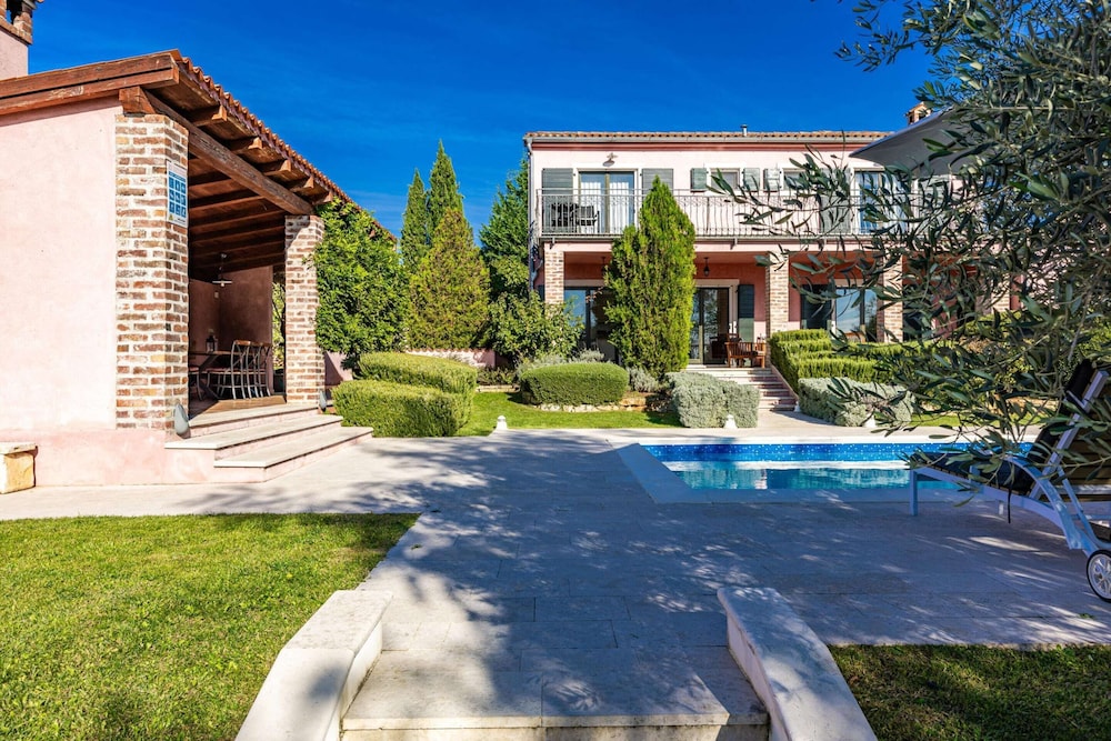 Villa Maddalena — 4-Star Luxury Hotel in Tinjan, Croatia