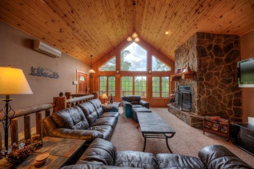 Lazy Bear Lodge — 4-Star Luxury Hotel in Sturgis, United States