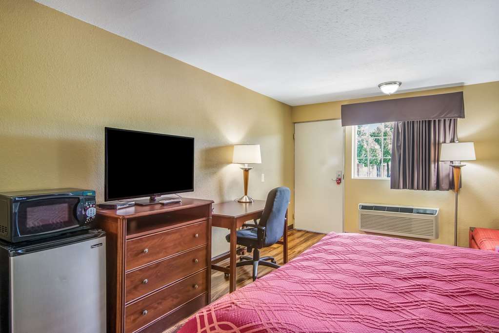 Econo Lodge Bradford South - photo 13