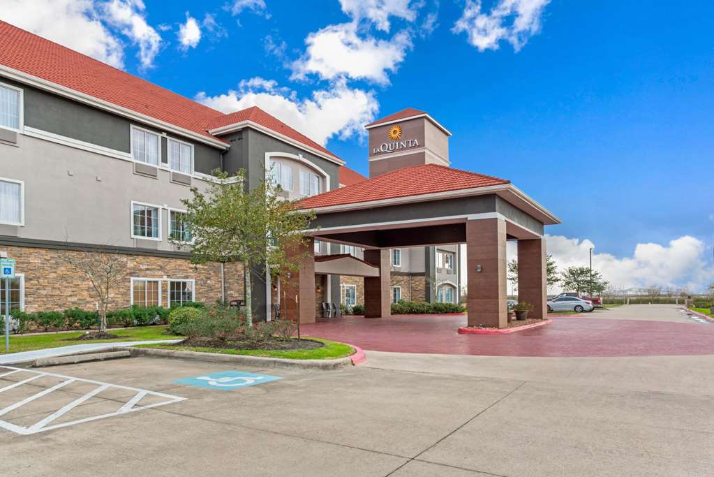 La Quinta Inn & Suites by Wyndham Bridge City - featured photo