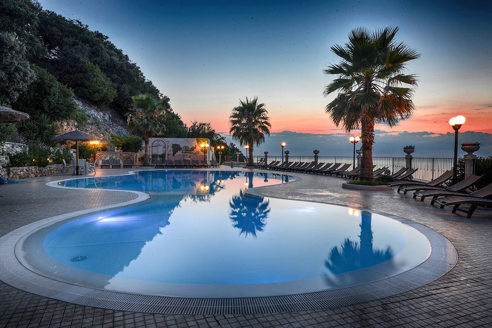 Hotel Residence Tramonto — 4-Star Luxury Hotel in Rodi Garganico, Italy