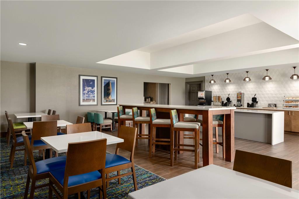 La Quinta Inn & Suites by Wyndham Shawnee - photo 30