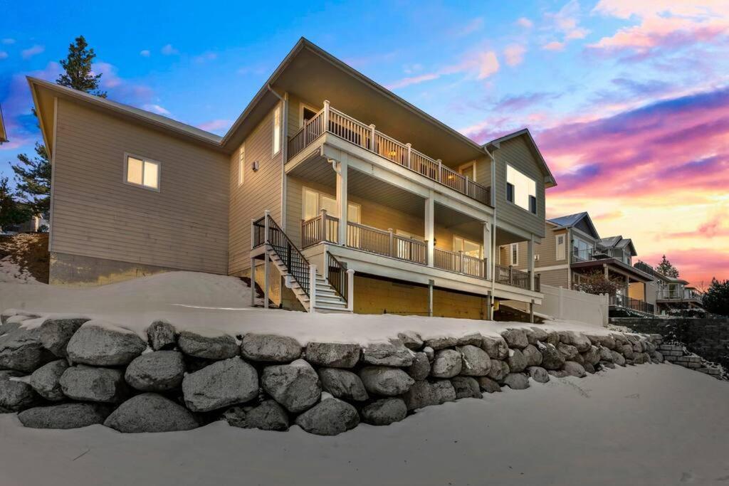 Upscale Huge Home 2 Decks w Views 2 Living Rooms — 4-Star Luxury Hotel in Spokane, United States