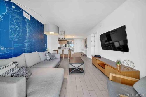 Cozy Beach Apartment Full Kitchen & Ocean Views A — 4-Star Luxury Hotel in Hallandale Beach, United States