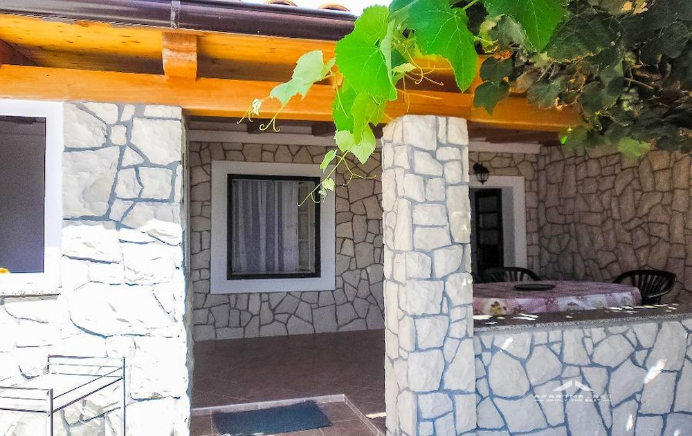 2 Bed Flat Sleeps 8 Parking Wifi — 4-Star Luxury Hotel in Novalja, Croatia