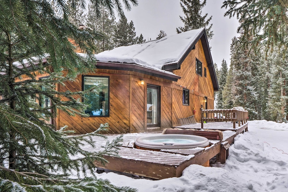 Near Breckenridge Ski Mtn Escape with Hot Tub — hotel in Crete